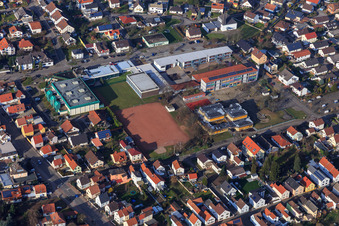 Vue aérienne de Goldberghalle, piscine couverte de VG Lingenfeld, école primaire Lingenfeld et école secondaire plus Lingenfeld à Lingenfeld dans le département Rhénanie-Palatinat, Allemagne
