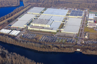 Vue aérienne de Insel Grün avec le centre logistique mondial Mercedes-Benz et MOSOLF Logistics & Services GmbH à Germersheim dans le département Rhénanie-Palatinat, Allemagne