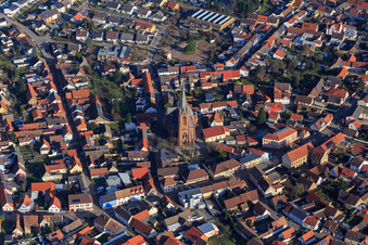 Vue aérienne de Église Saint-Guy au centre-ville à le quartier Rheinsheim in Philippsburg dans le département Bade-Wurtemberg, Allemagne