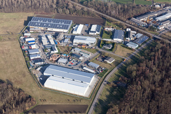 Vue aérienne de Zone industrielle et implantation d'entreprise à Schorrenfeld en Huttenheim à le quartier Huttenheim in Philippsburg dans le département Bade-Wurtemberg, Allemagne