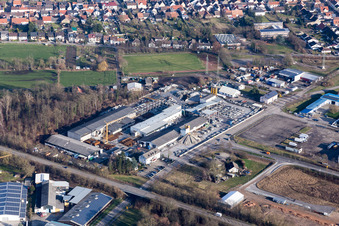 Vue aérienne de Zone industrielle, usine de béton préfabriqué Schneider à le quartier Huttenheim in Philippsburg dans le département Bade-Wurtemberg, Allemagne