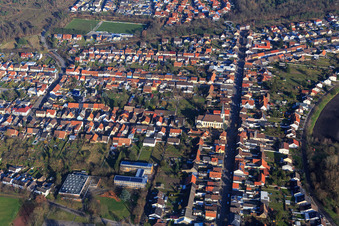 Vue aérienne de Rheinstraße et école primaire Franz-Christoph-von-Hutten à le quartier Huttenheim in Philippsburg dans le département Bade-Wurtemberg, Allemagne