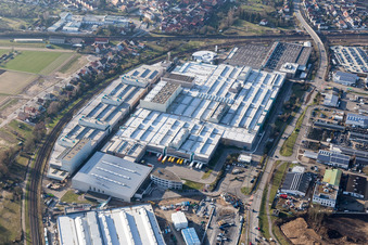 Vue aérienne de Agrandissement - nouvelle construction - chantier dans les bâtiments et halls de production de l'usine SEW-EURODRIVE GmbH & Co KG à le quartier Graben in Graben-Neudorf dans le département Bade-Wurtemberg, Allemagne