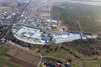 Vue oblique de Agrandissement - nouvelle construction - chantier dans les bâtiments et halls de production de l'usine SEW-EURODRIVE GmbH & Co KG à le quartier Graben in Graben-Neudorf dans le département Bade-Wurtemberg, Allemagne