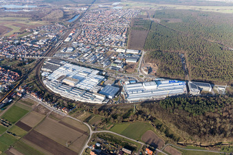 Agrandissement - nouvelle construction - chantier dans les bâtiments et halls de production de l'usine SEW-EURODRIVE GmbH & Co KG à le quartier Graben in Graben-Neudorf dans le département Bade-Wurtemberg, Allemagne vue d'en haut