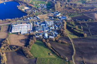 Vue aérienne de Zone industrielle Im kleinen Bruch avec Coca-Cola Europacific Partners Deutschland GmbH, magasin de localisation + aménagement intérieur Markstahler + Barth GmbH et Wackershauser et Fauth GmbH à le quartier Neureut in Karlsruhe dans le département Bade-Wurtemberg, Allemagne