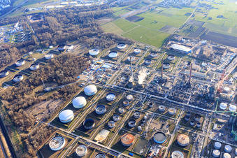 Vue aérienne de Réservoirs et cheminées de la raffinerie de pétrole MIRO à le quartier Knielingen in Karlsruhe dans le département Bade-Wurtemberg, Allemagne
