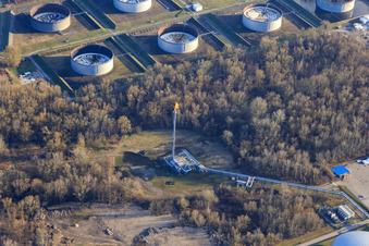 Vue aérienne de Torche en feu à la raffinerie de pétrole MIRO à le quartier Knielingen in Karlsruhe dans le département Bade-Wurtemberg, Allemagne