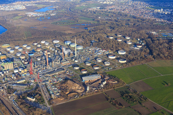 Vue aérienne de BEB Bioenergie Baden GmbH et Peter Gross Umwelt GmbH & Co. KG devant la raffinerie de pétrole MIRO à le quartier Knielingen in Karlsruhe dans le département Bade-Wurtemberg, Allemagne