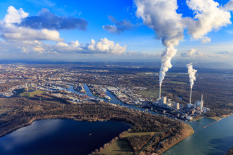 Vue aérienne de Grand panache d'échappement/vapeur de la centrale à vapeur du port rhénan EnBW Energie Baden-Württemberg AG Karlsruhe dans les ports rhénans de Karlsruhe en hiver depuis le nord à le quartier Daxlanden in Karlsruhe dans le département Bade-Wurtemberg, Allemagne