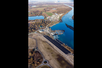 Vue aérienne de Quais et postes d'amarrage avec terminaux de chargement au nouveau port intérieur du Rhin à Lauterbourg dans le département Bas Rhin, France