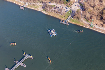 Vue aérienne de Voyage d'un ferry Solar Rhine Ferry en Plittersdorf à le quartier Plittersdorf in Rastatt dans le département Bade-Wurtemberg, Allemagne