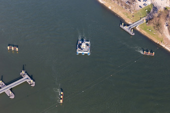 Vue aérienne de Plittersdorf : Ferry solaire sur le Rhin à Seltz dans le département Bas Rhin, France