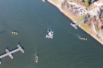 Vue aérienne de Plittersdorf : Ferry solaire sur le Rhin à Seltz dans le département Bas Rhin, France