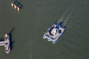 Vue oblique de Voyage d'un ferry Solar Rhine Ferry en Plittersdorf à le quartier Plittersdorf in Rastatt dans le département Bade-Wurtemberg, Allemagne