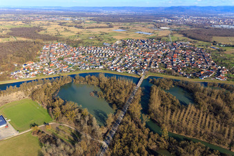 Vue aérienne de Vue de la ville au-delà du Vieux Rhin depuis l'ouest à le quartier Plittersdorf in Rastatt dans le département Bade-Wurtemberg, Allemagne