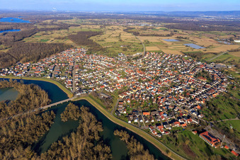Vue aérienne de Vue de la ville au-delà du Vieux Rhin depuis le sud-ouest à le quartier Plittersdorf in Rastatt dans le département Bade-Wurtemberg, Allemagne