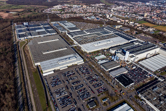 Vue aérienne de Locaux de l'usine de fabrication de véhicules de l'usine Mercedes-Benz Rastatt à Rastatt dans le département Bade-Wurtemberg, Allemagne