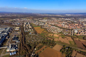 Vue aérienne de Oberwaldstraße à l'usine Mercedes vue du sud à Rastatt dans le département Bade-Wurtemberg, Allemagne