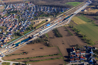 Vue oblique de Chantier de construction de la route ICE avec cercueil en béton et tunnel ferroviaire Rastatt Portail Sud à le quartier Niederbühl in Rastatt dans le département Bade-Wurtemberg, Allemagne
