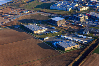 Vue aérienne de Zone industrielle dans la vallée de Spire avec TRANSAC International Speditionsgesellschaft mbH, Markthalle 5, et le chantier de construction du nouveau bâtiment de Kardex Software GmbH à Rülzheim dans le département Rhénanie-Palatinat, Allemagne