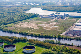 Vue aérienne de Parc de stockage de la zone industrielle d'Oberwald vu de l'ouest à Wörth am Rhein dans le département Rhénanie-Palatinat, Allemagne