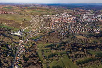 Vue aérienne de Vue des rues et des maisons dans les quartiers résidentiels à Wissembourg dans le département Bas Rhin, France