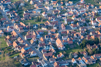 Vue aérienne de Grand Rue à Gundershoffen dans le département Bas Rhin, France