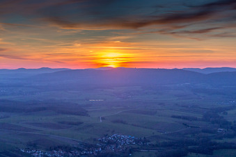 Vue aérienne de Coucher de soleil sur le paysage des Vosges du Nord à Ingolsheim dans le département Bas Rhin, France