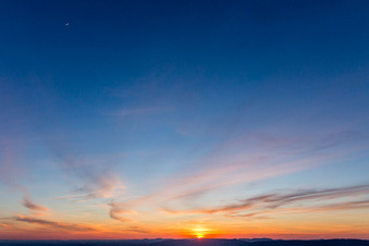 Vue aérienne de Coucher de soleil sur les Vosges du Nord à Seebach dans le département Bas Rhin, France