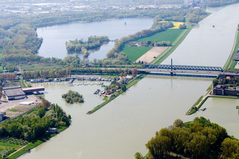 Vue aérienne de Maxau, pont du Rhin et port de plaisance à le quartier Knielingen in Karlsruhe dans le département Bade-Wurtemberg, Allemagne
