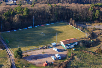 Vue aérienne de Terrain de football à la lisière de la forêt du club de football SV 1946 Dörrenbach et place de parking pour mobil-homes Dörrenbach à Dörrenbach dans le département Rhénanie-Palatinat, Allemagne