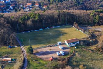 Vue aérienne de Terrain de football à la lisière de la forêt du club de football SV 1946 Dörrenbach et place de parking pour mobil-homes Dörrenbach à Dörrenbach dans le département Rhénanie-Palatinat, Allemagne
