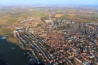 Vue aérienne de Zeppelinstraße depuis l'ouest à Bad Bergzabern dans le département Rhénanie-Palatinat, Allemagne
