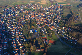 Vue aérienne de Kerwe à la Klingbachhalle à Klingenmünster dans le département Rhénanie-Palatinat, Allemagne