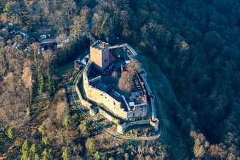 Vue aérienne de Ruines du château de Landeck à Klingenmünster dans le département Rhénanie-Palatinat, Allemagne