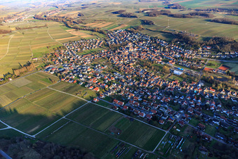 Vue aérienne de Vue de la ville en hiver depuis l'ouest à Klingenmünster dans le département Rhénanie-Palatinat, Allemagne