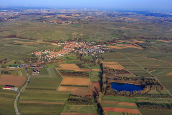 Vue aérienne de Vue du village depuis l'ouest à Göcklingen dans le département Rhénanie-Palatinat, Allemagne