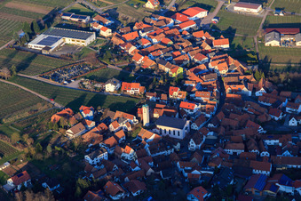 Vue aérienne de Kirchgasse avec cimetière et église Saint-Louis et entrepôts du domaine viticole Ehrhart à Eschbach dans le département Rhénanie-Palatinat, Allemagne