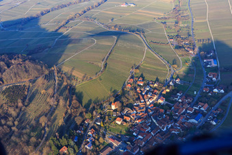Vue aérienne de Martinskirche et Sonnenbergstr à Leinsweiler dans le département Rhénanie-Palatinat, Allemagne