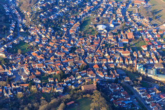 Vue aérienne de Vue de la ville depuis le sud à Albersweiler dans le département Rhénanie-Palatinat, Allemagne