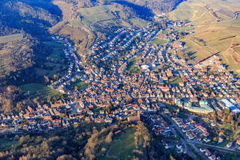 Vue aérienne de Vue de la ville depuis le sud à Albersweiler dans le département Rhénanie-Palatinat, Allemagne