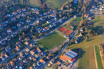 Vue aérienne de Löwensteinhalle sur le terrain de football de TuS Albersweiler 1982 eV à Albersweiler dans le département Rhénanie-Palatinat, Allemagne
