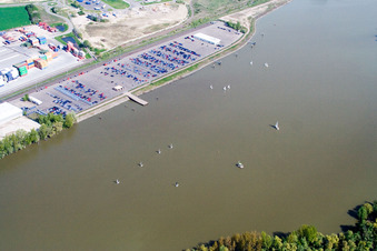 Vue aérienne de Port du Rhin à le quartier Maximiliansau in Wörth am Rhein dans le département Rhénanie-Palatinat, Allemagne