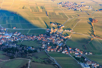 Vue aérienne de Village viticole entre les vignes en hiver vu de l'ouest à Burrweiler dans le département Rhénanie-Palatinat, Allemagne
