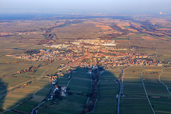 Vue aérienne de Vue de la ville en hiver depuis l'ouest à Edenkoben dans le département Rhénanie-Palatinat, Allemagne
