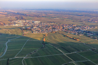 Vue aérienne de Vue de la ville en hiver depuis l'ouest à Edenkoben dans le département Rhénanie-Palatinat, Allemagne