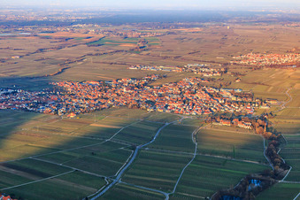 Vue aérienne de Vue de la ville en hiver depuis le sud-ouest à Maikammer dans le département Rhénanie-Palatinat, Allemagne