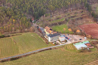 Vue aérienne de Hôtel Arens à 327 m d'altitude sur le terrain de sport Sankt Martin en hiver à le quartier SaintMartin in Sankt Martin dans le département Rhénanie-Palatinat, Allemagne