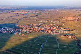 Vue aérienne de Vue de la ville en hiver depuis le sud-ouest à Edenkoben dans le département Rhénanie-Palatinat, Allemagne